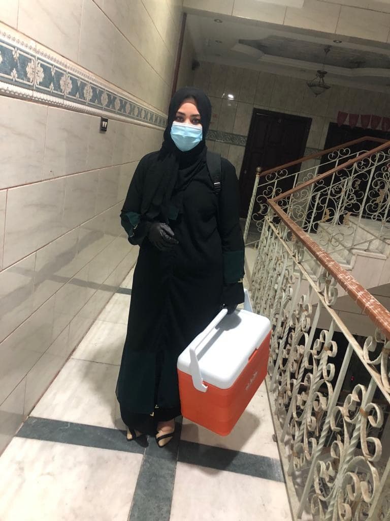 فريق ميداني مع عينات المنتج